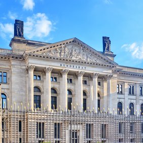 Seitliche Frontansicht des Bundesrat-Gebäudes bei gutem Wetter in Berlin.